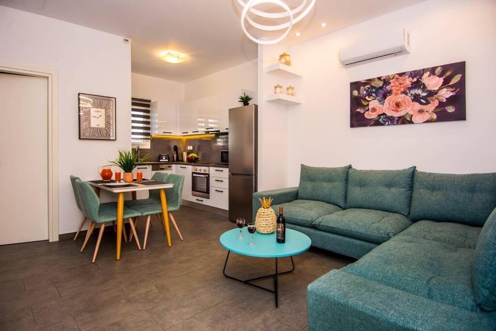 ארגוסטולי Avocado Villa Offering Peace And Relaxation מראה חיצוני תמונה