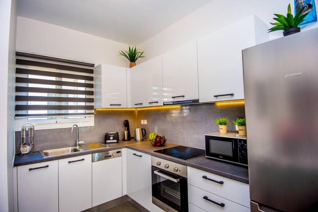 ארגוסטולי Avocado Villa Offering Peace And Relaxation מראה חיצוני תמונה